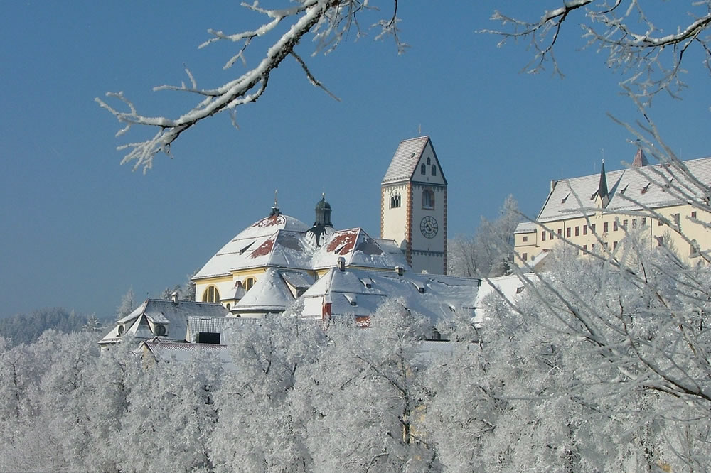 Kirchturm St. Mang im Winter